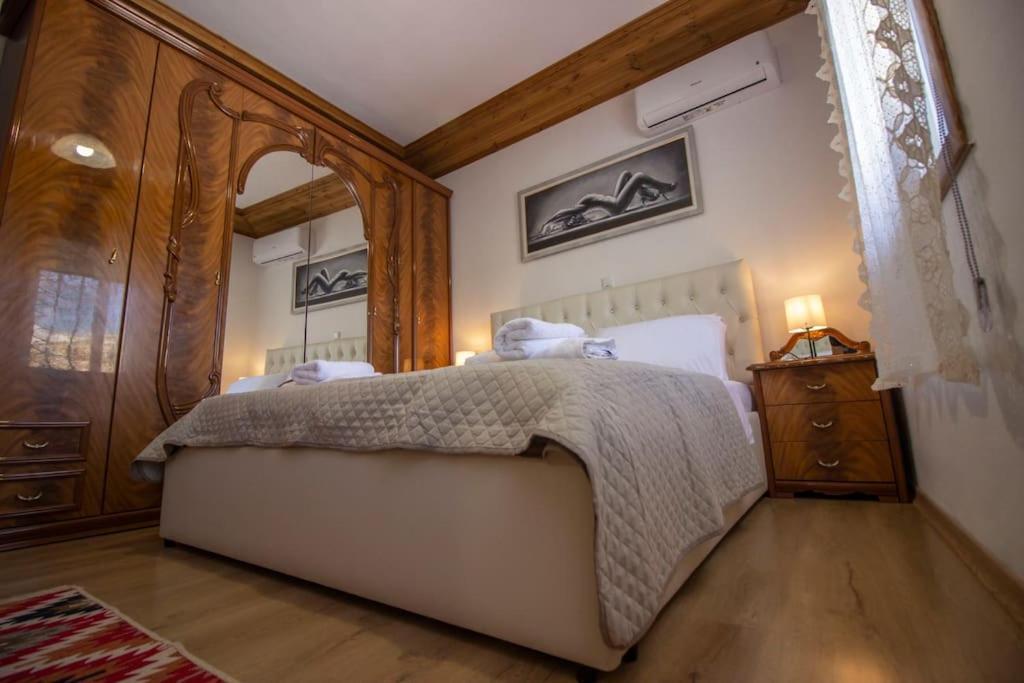 Apartment Emblematic House 3 *